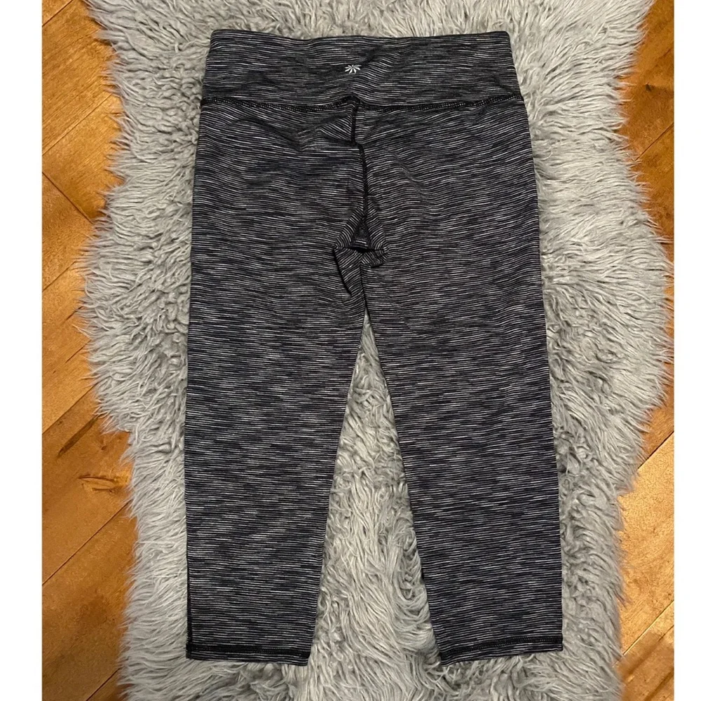 ATHLETA Energy Chaturang Capri Leggings Space Dye Black and Gray Size Small